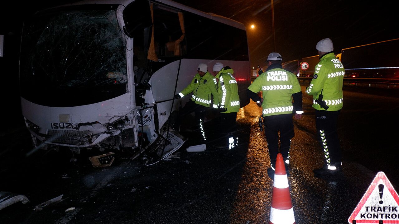 Edirne&#039;de feci kaza! Tur otobüsü, polis servisi ile çarpıştı: 10&#039;u polis 11 yaralı