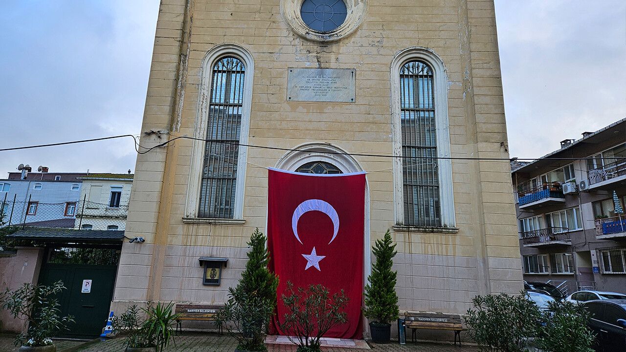 Sarıyer&#039;de saldırıya uğrayan kiliseye Türk bayrağı asıldı