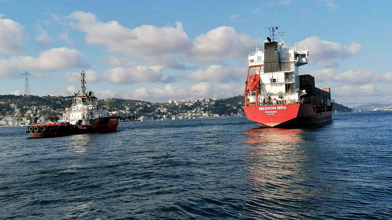 İstanbul Boğazı&#039;nda korkutan anlar! İki gemi çarpıştı