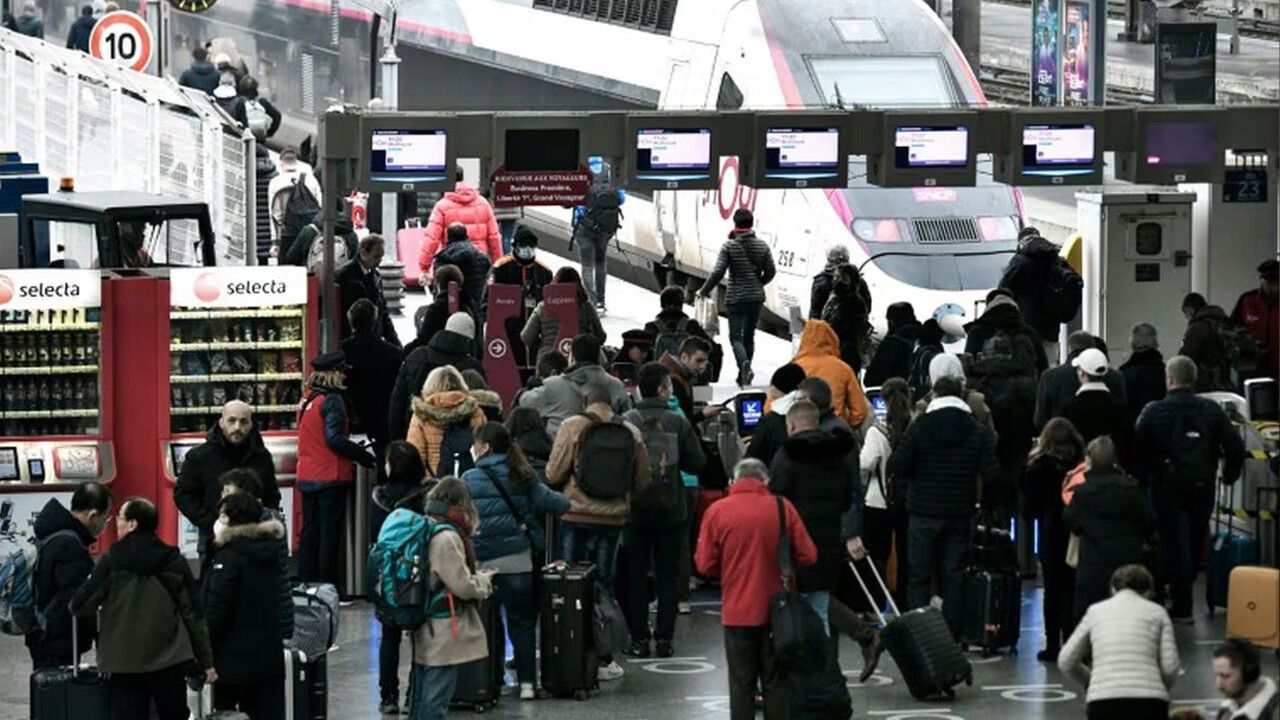 Paris&#039;teki tren istasyonunda bıçaklı saldırı! Yaralılar var