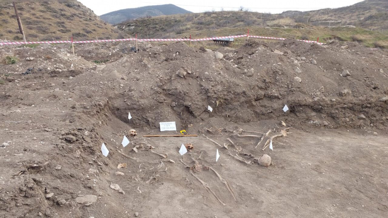 Karabağ&#039;da bir kazıda Hocalı Katliamı kurbanlarına ait 32 yıllık toplu mezar bulundu
