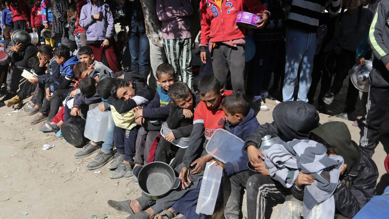 İsrail&#039;in vurduğu Gazze açlığın pençesinde! Filistinliler bir kap yemek için saatlerce sıra bekliyor