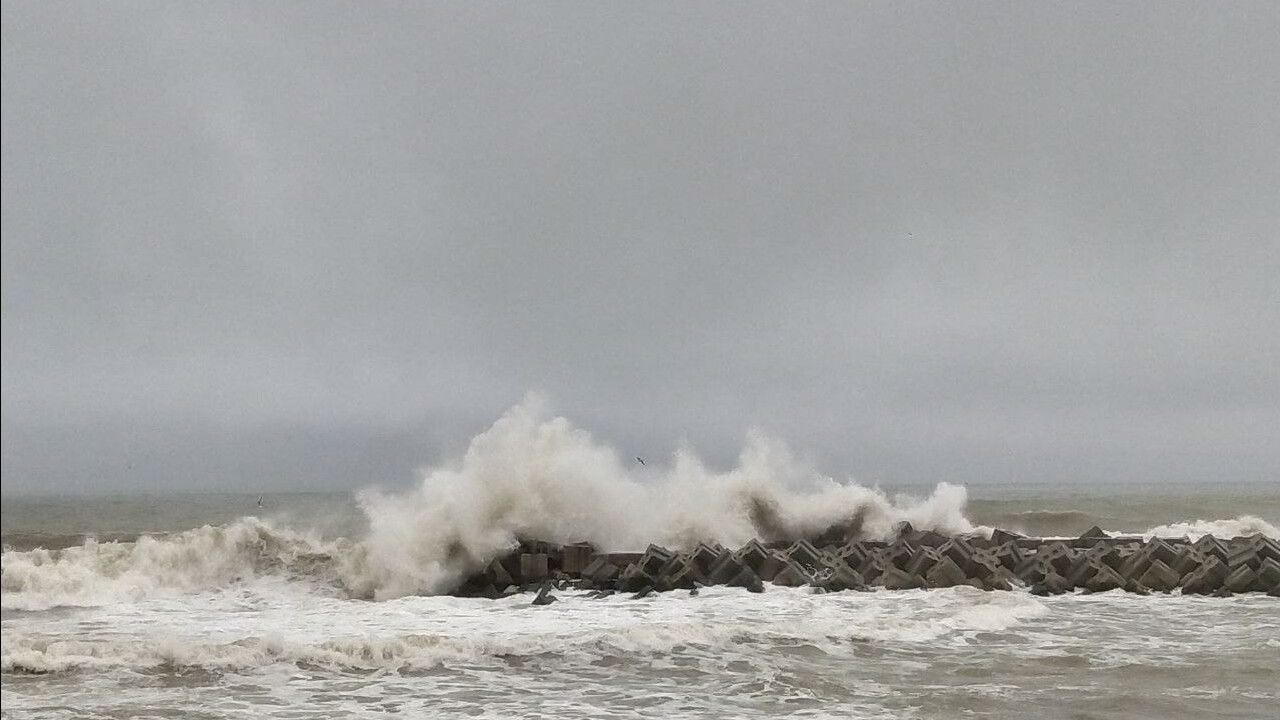 Düzce kuvvetli rüzgara teslim! 4 metrelik dev dalgalar sahili dövdü
