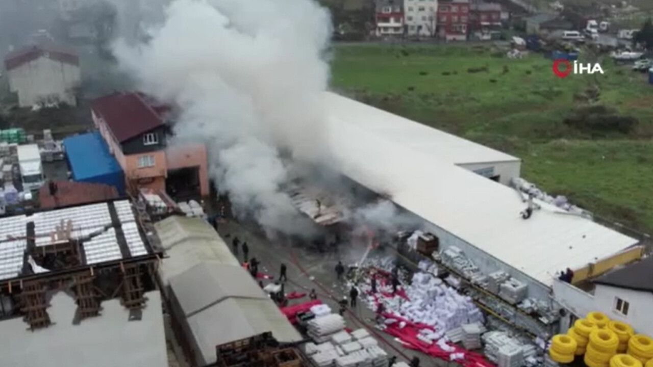 Arnavutköy&#039;de plastik üreten imalathanede yangın çıktı, bir işçi hastanelik oldu