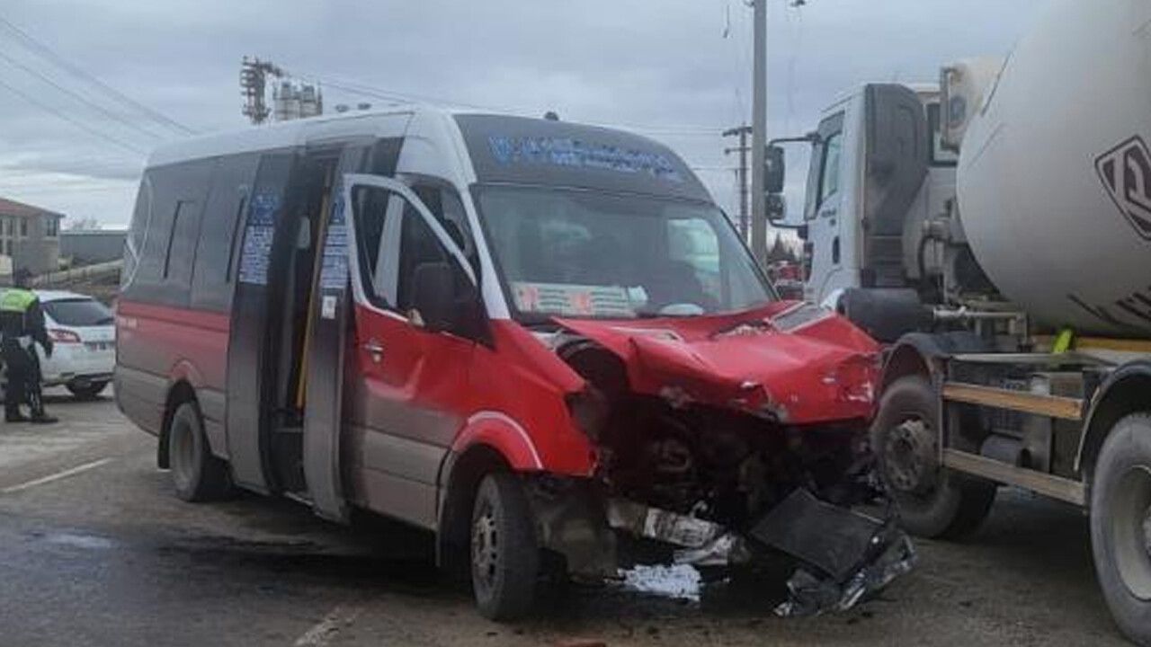 Eskişehir&#039;de feci kaza! Yolcu dolu minibüs vidanjöre çarptı: 12 yaralı var