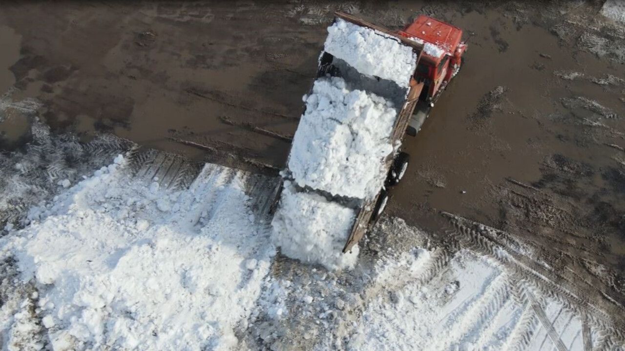 Ardahan 55 yılın rekorunu kırdı! Onlarca işçi günlerdir kamyon kamyon kar atıyor
