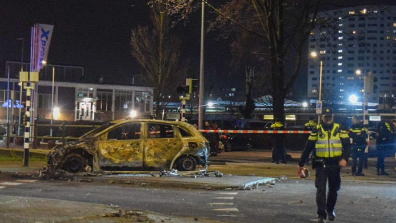 Hollanda&#039;da ortalık karıştı, göstericiler polis aracını ateşe verdi!