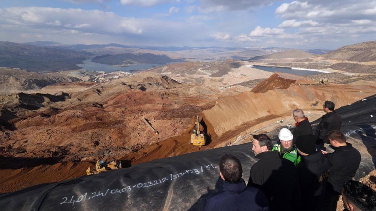 Erzincan&#039;da heyelan riski devam ediyor! Bakan Bayraktar, madencilerin yakınları ile sahayı inceledi