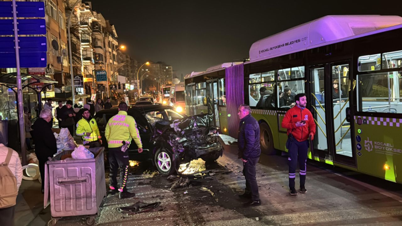 Kocaeli&#039;de zincirleme kaza! 3 araç birbirine girdi, 7 kişi yaralandı
