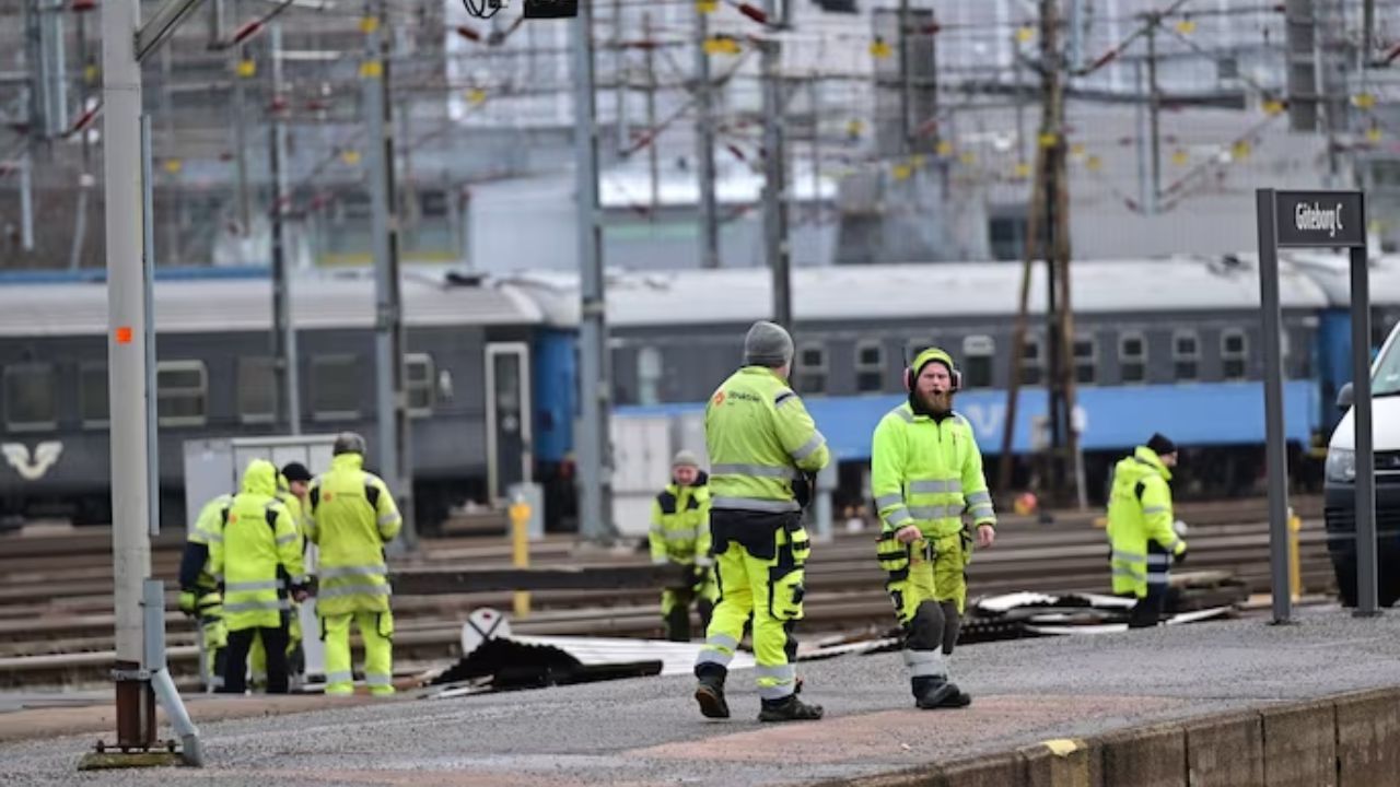 İskandinavya&#039;da son 30 yılın en güçlü fırtınası! Tren istasyonunun çatısı uçtu, binlerce ev karanlığa gömüldü