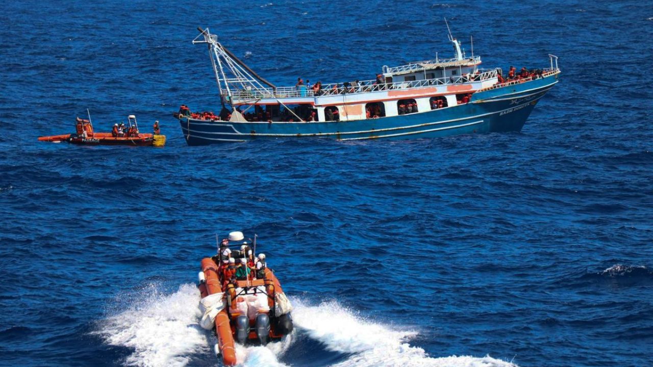 &#039;Ölüm rotası&#039;nda bir facia daha: Göçmen teknesi kurtarma operasyonunda alabora oldu