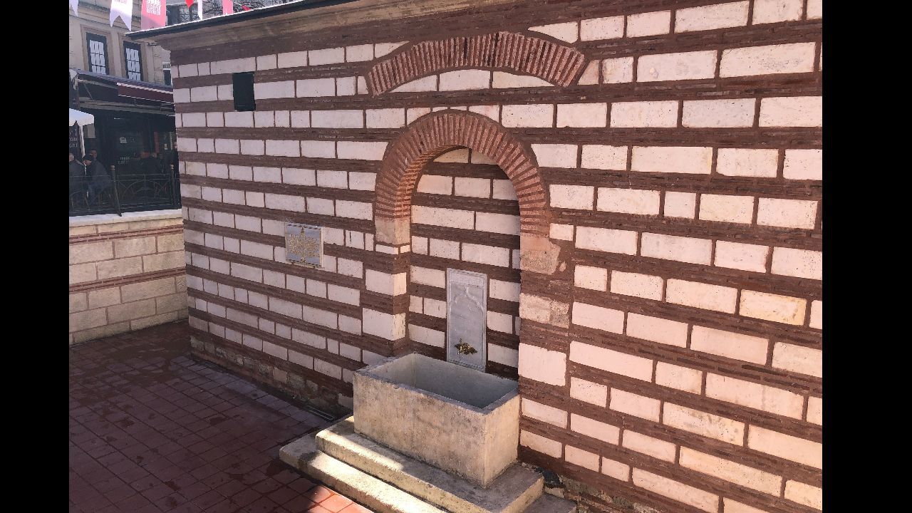 500 yıllık çeşmenin açılışına yoğun ilgi! Beyoğlu Belediyesi Osmanlı yadigarı çeşmeleri suyla buluşturuyor