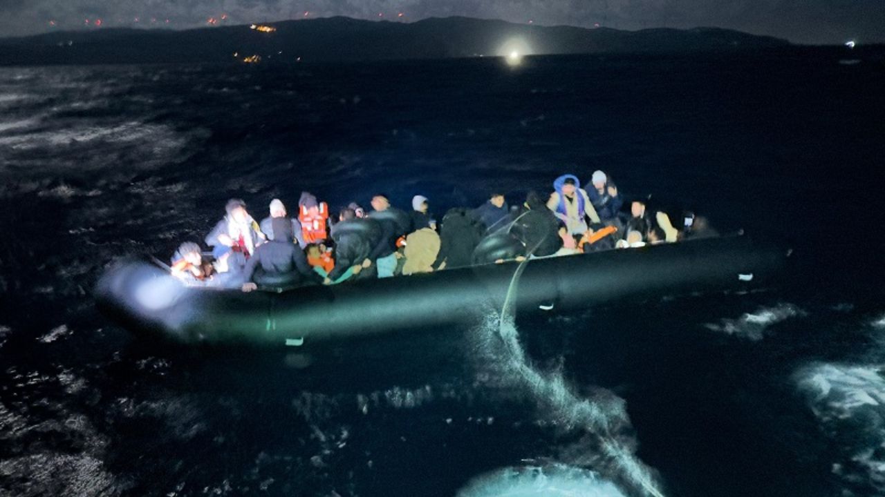 Yunanistan&#039;ın ölüme ittiği göçmenleri Sahil Güvenlik kurtardı