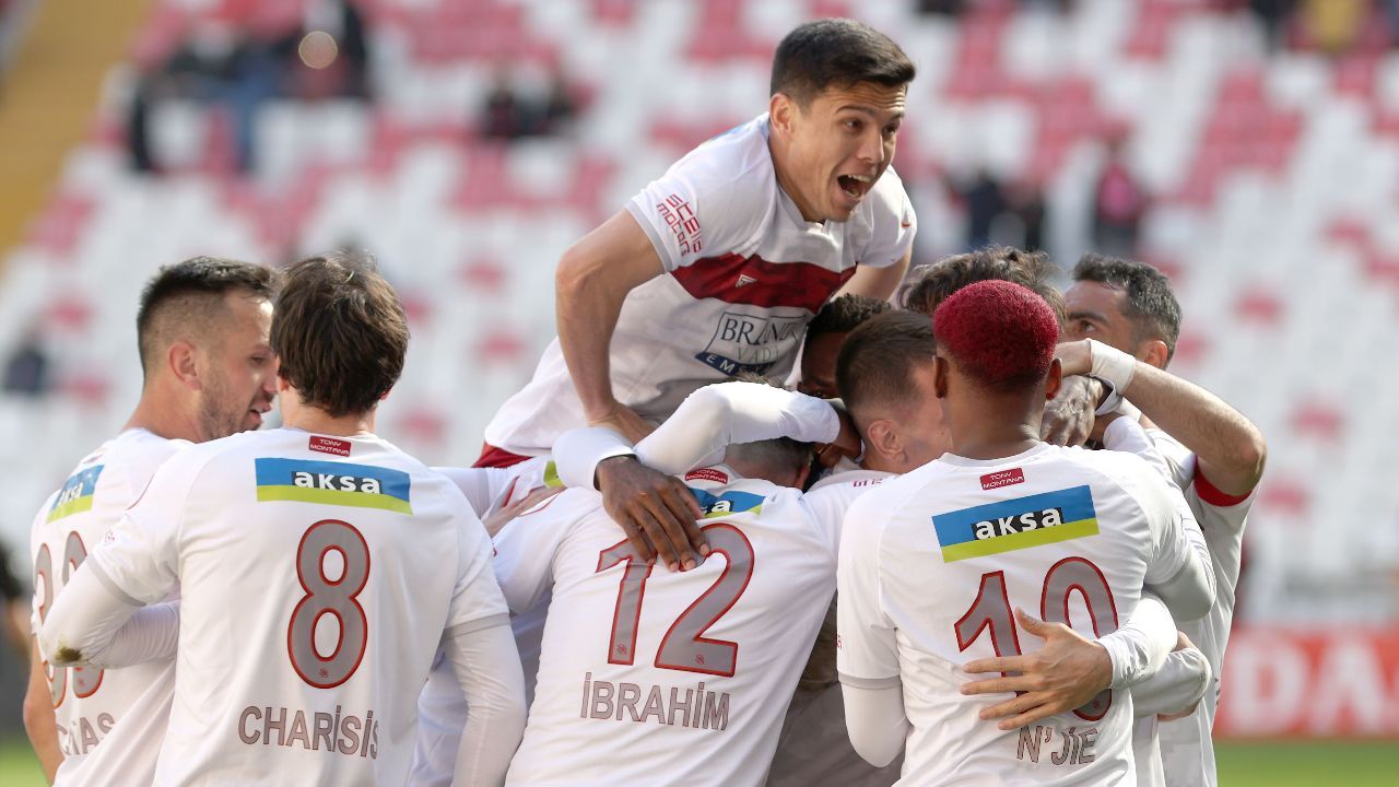 Sivasspor, Pendikspor&#039;a gol yağdırdı! Bülent Uygun 5 maçtır kaybetmiyor