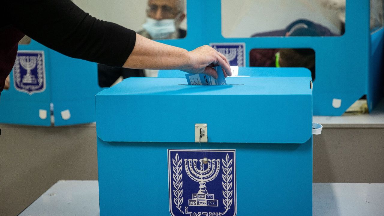 İsrail&#039;de Gazze saldırısının gölgesinde yerel seçimler için oy verme işlemi başladı
