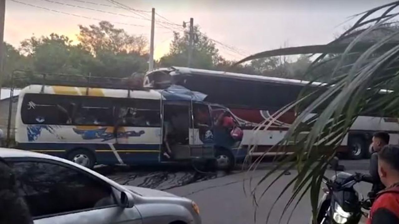 Honduras&#039;ta iki otobüs çarpıştı: 19 ölü, 11 yaralı
