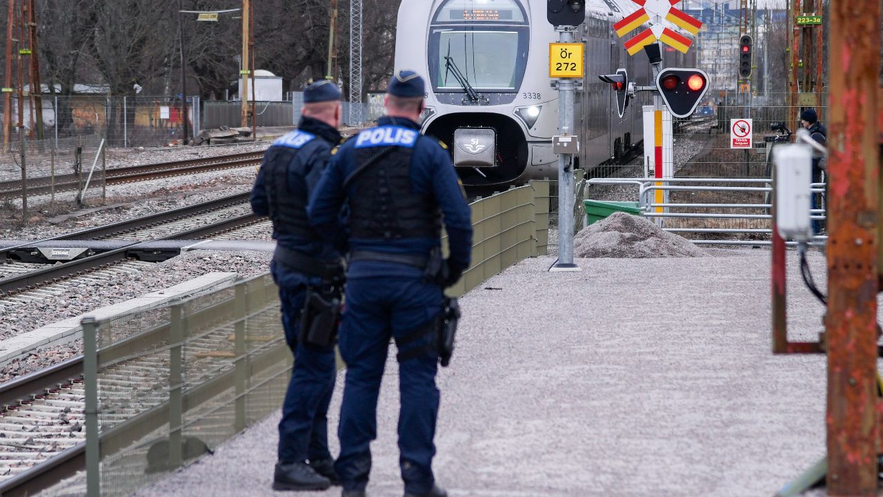 İsveç&#039;te feci olay: Tren yayalara çarptı, 3 ölü