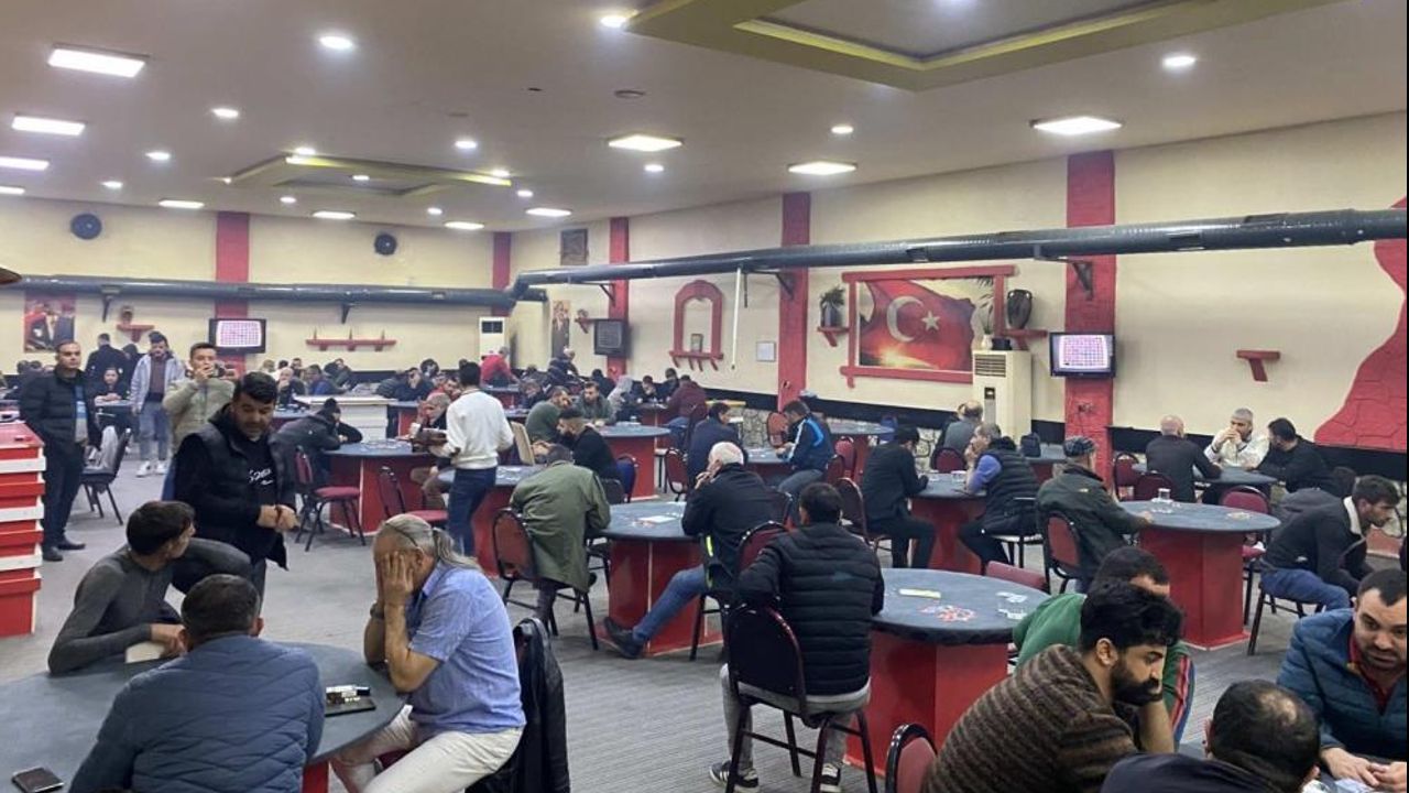 İzmir&#039;de umuma açık yerde kumar oynayan 83 kişi jandarmaya yakalandı