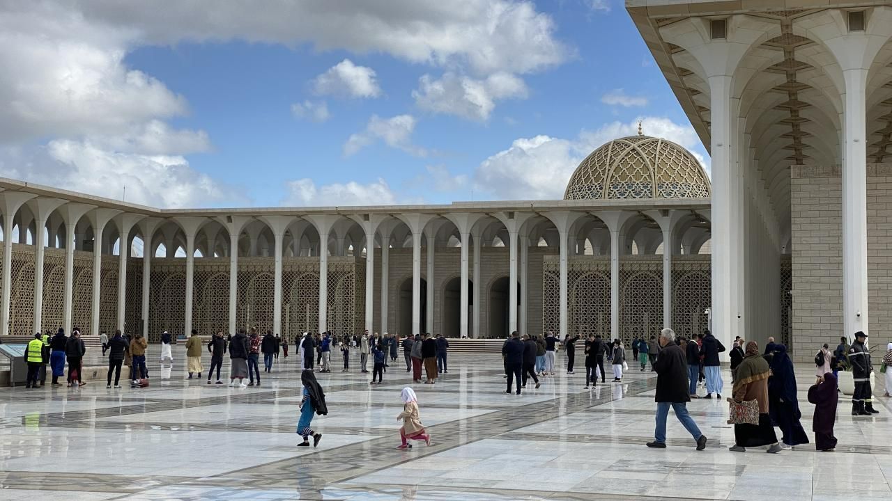 Cezayir Ulu Camii&#039;nde ilk cuma namazı kılındı! Maliyeti 1,5 milyar dolar