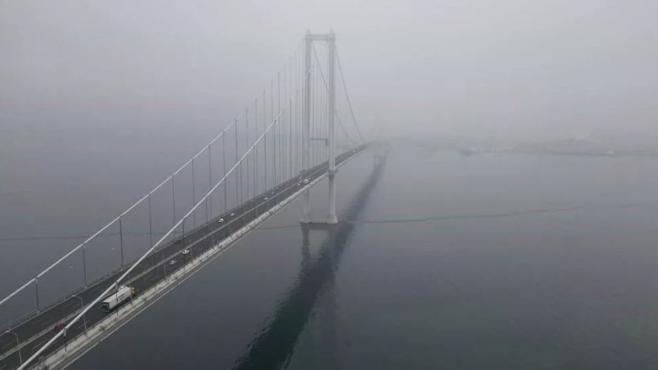 Ulaşıma sis engeli: Osmangazi Köprüsü&#039;nde göz gözü görmüyor