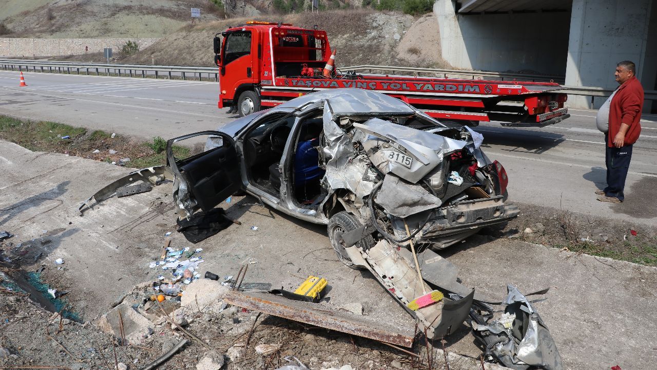 Cenazeye giderken ölüme yakalandılar! Amasya&#039;daki feci kazada 1 ölü, 1 yaralı