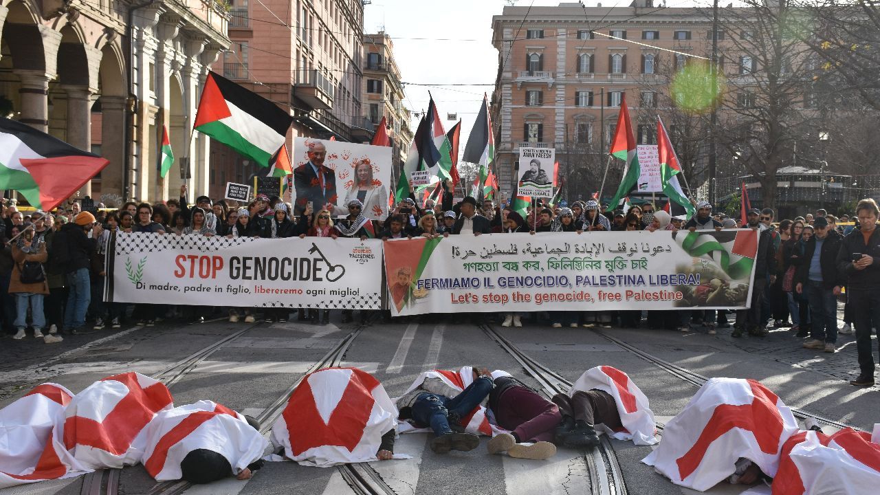 İtalya&#039;da binlerce kişi Filistinliler için yürüdü: Gazze&#039;de soykırım dursun