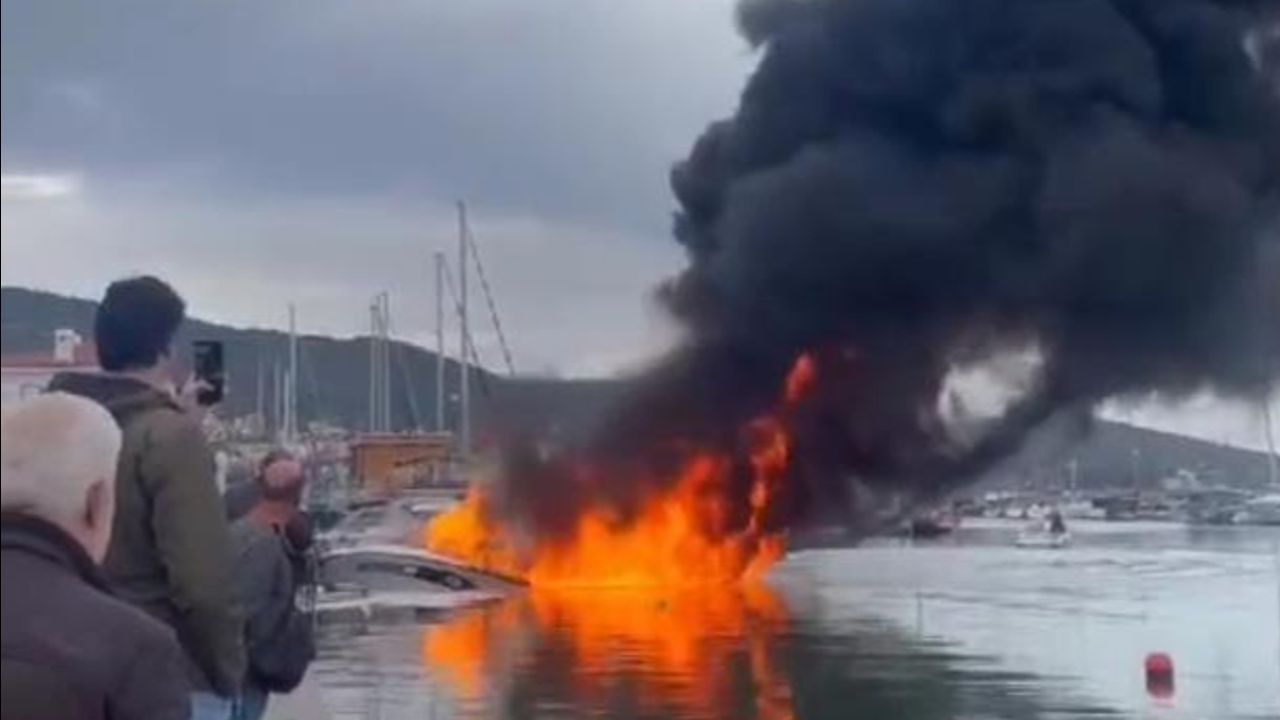 İzmir&#039;de dehşet veren patlama! Tekne alev topuna döndü, iki kişi son anda kurtuldu