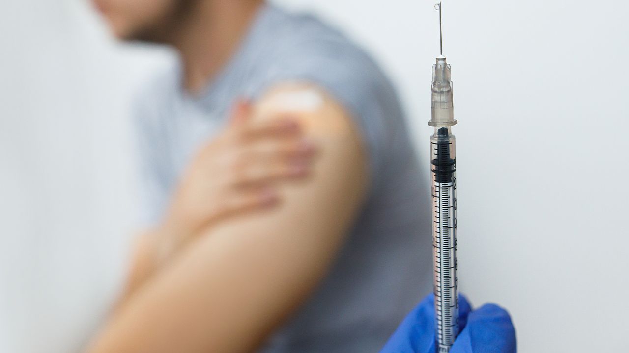 Almanya’da bir adam 217 defa koronavirüs aşısı yaptırdı