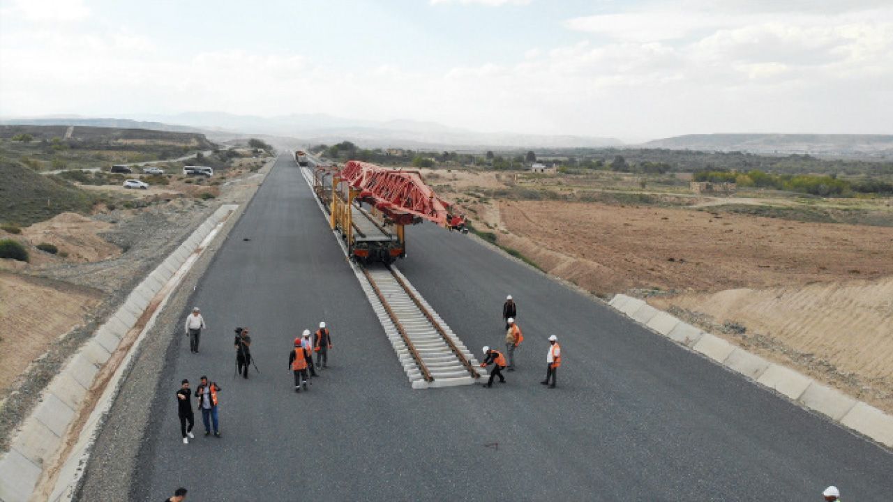 Bakan Uraloğlu&#039;ndan Dilucu-Iğdır-Kars hattı açıklaması: Zengezur’un demir yolu ayağı için kazma vuruluyor
