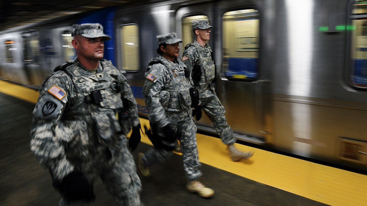New York&#039;ta ulusal muhafızlar metroya iniyor