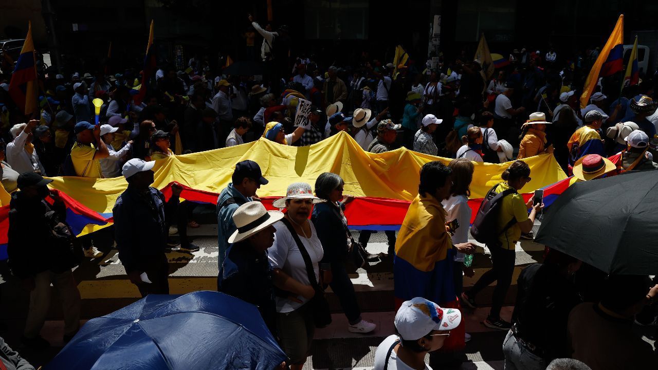 Binlerce kişi sokağa indi! Kolombiya&#039;da hükümetin politikaları protesto edildi