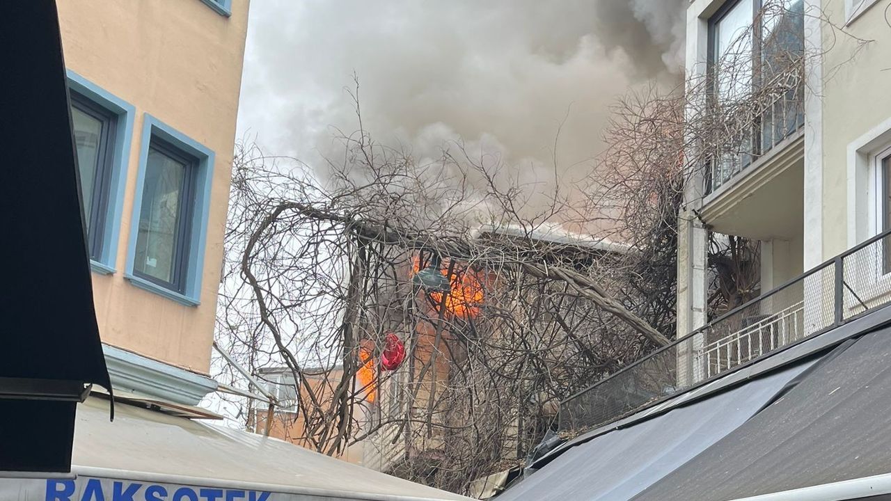 Ortaköy&#039;de yangın paniği! Dumanlar gökyüzünü kapladı