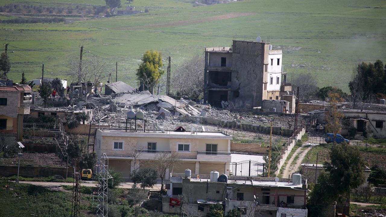İsrail Lübnan&#039;ın güneyine saldırdı! Bir aile yok oldu, çok sayıda yaralı var