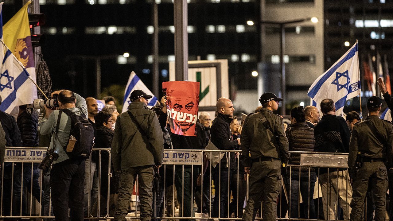 İsrailliler Netanyahu&#039;nun istifası için sokaklara döküldü