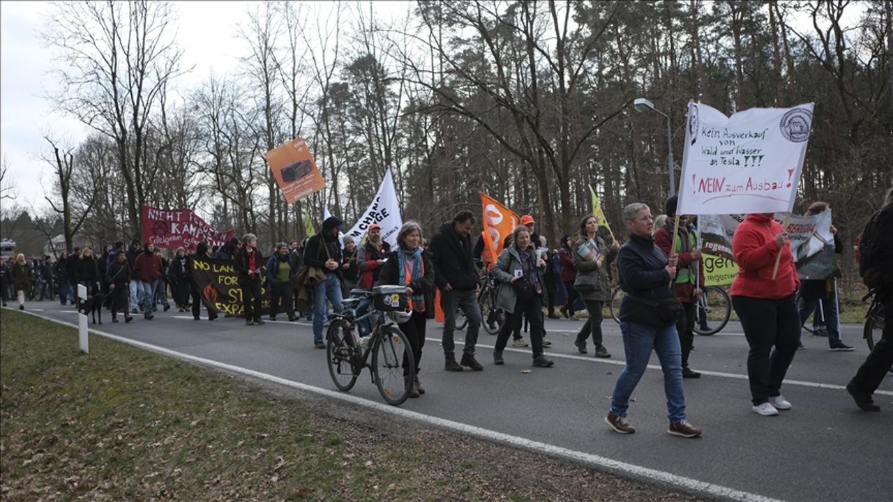 Almanya&#039;da Tesla&#039;ya fabrika genişletme protestosu