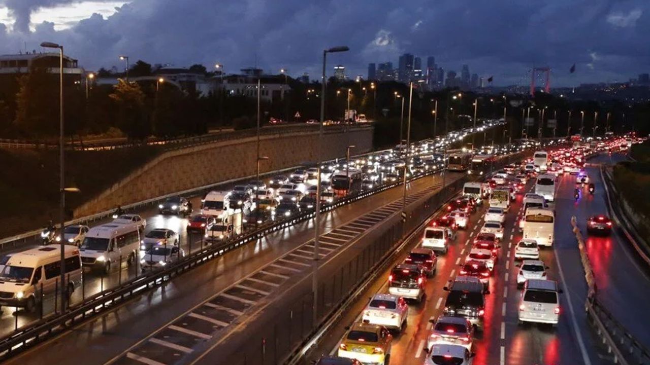 İstanbul&#039;da iftara yetişme telaşı! Trafik yüzde 70&#039;i aştı