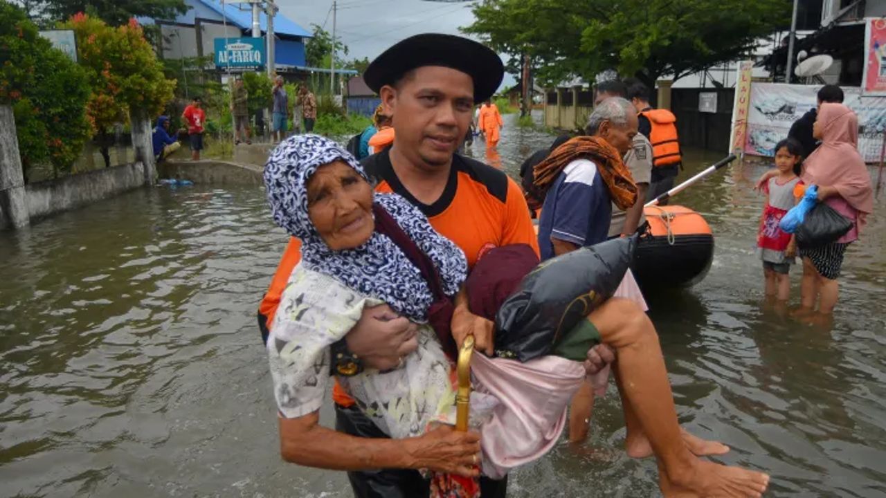 Endonezya&#039;da sel ve toprak kaymasında can kaybı 32&#039;ye yükseldi