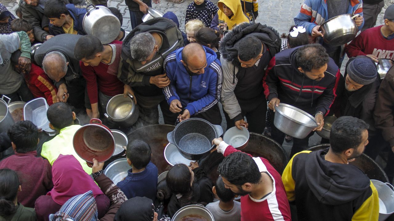 Binlerce Gazzeli hayvan yemi yiyor! Her gün en az 300 tır yardım gerekiyor