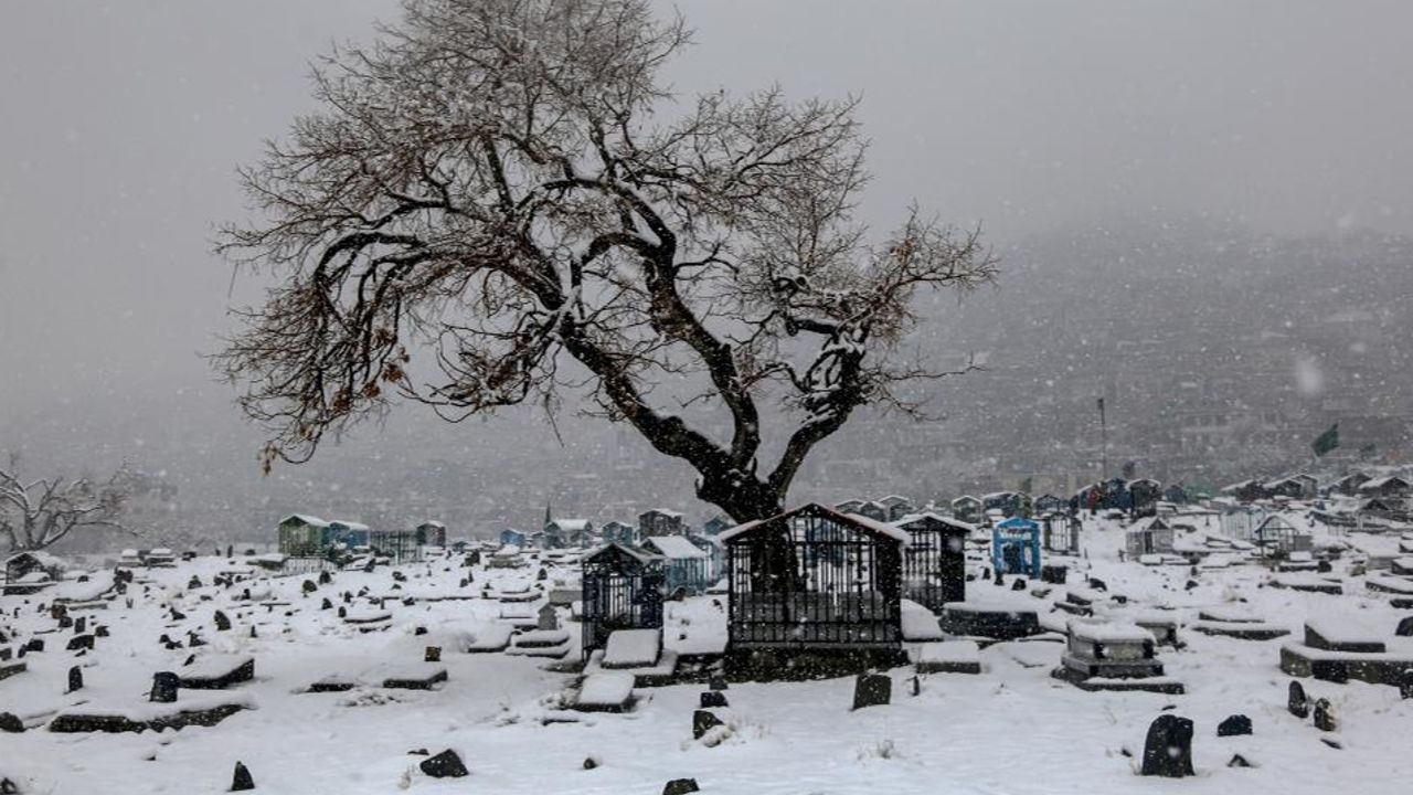 Afganistan şiddetli kara teslim: 60 kişi soğuktan donarak öldü