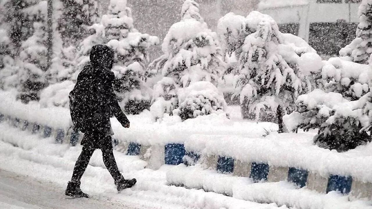 Erzincan&#039;da eğitime kar engeli! Refahiye&#039;de okullar bir günlüğüne tatil edildi