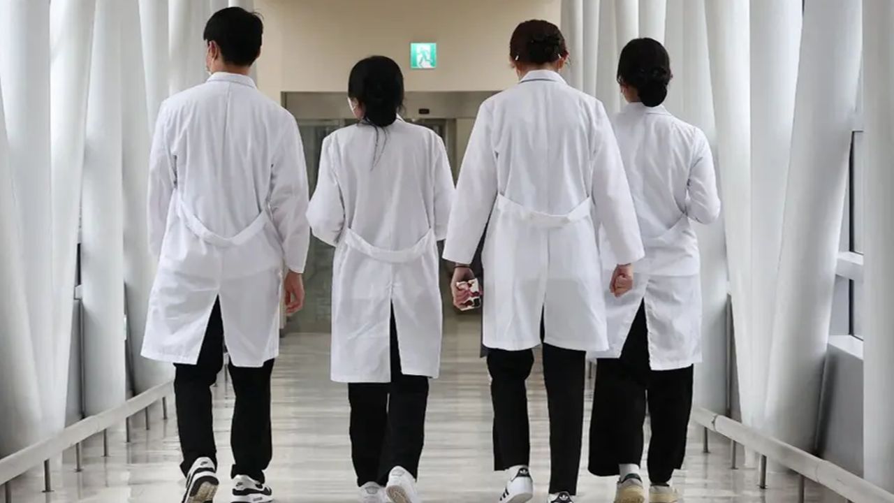 Güney Kore&#039;de tıp profesörleri, stajyer doktorların protestosuna destek için istifa edecek