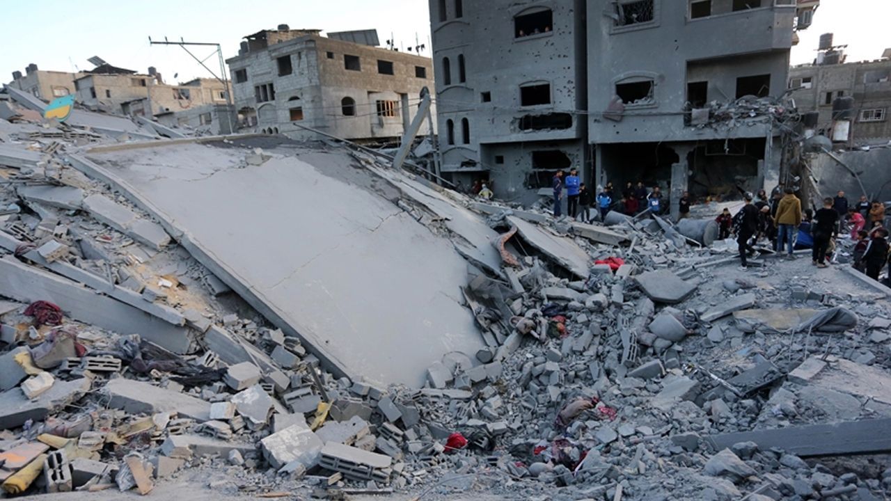 İsrail Gazze&#039;de bir evi hedef aldı, 36 kişi öldü! Aralarında hamile kadınlar da var