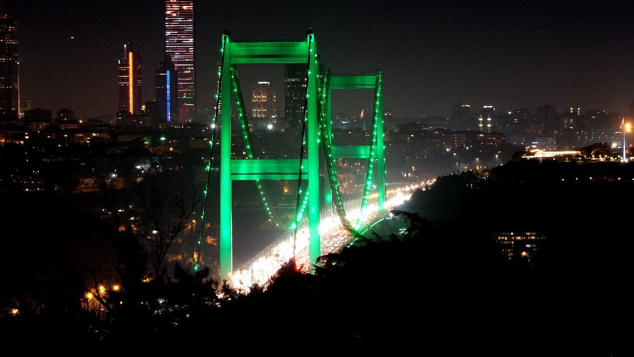 FSM Köprüsü İrlanda Milli Günü için yeşile büründü