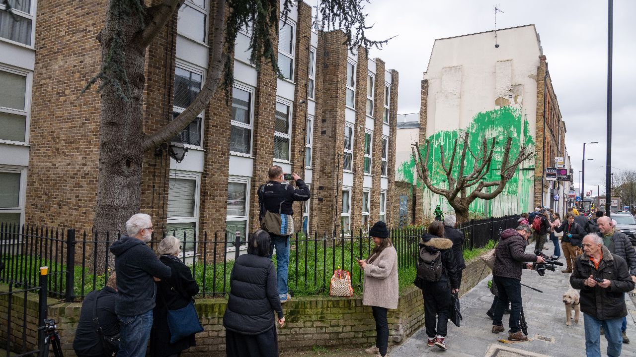 Kayıp sokak sanatçısı Banksy ortaya çıktı! İnsanlar çizdiği resmin olduğu sokağa koştu