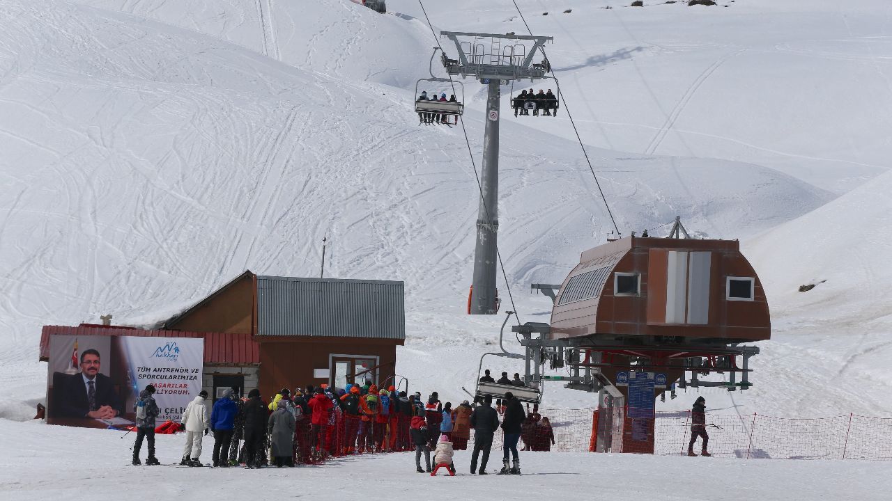 Nisanda bile kar var! Avrupalı kayakçılar Hakkâri’yi keşfetti