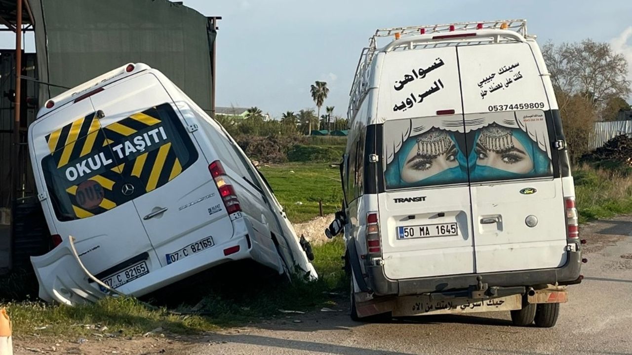 Antalya&#039;da öğrenci servisi minibüsle çarpıştı, 8&#039;i çocuk 9 kişi hastanelik oldu