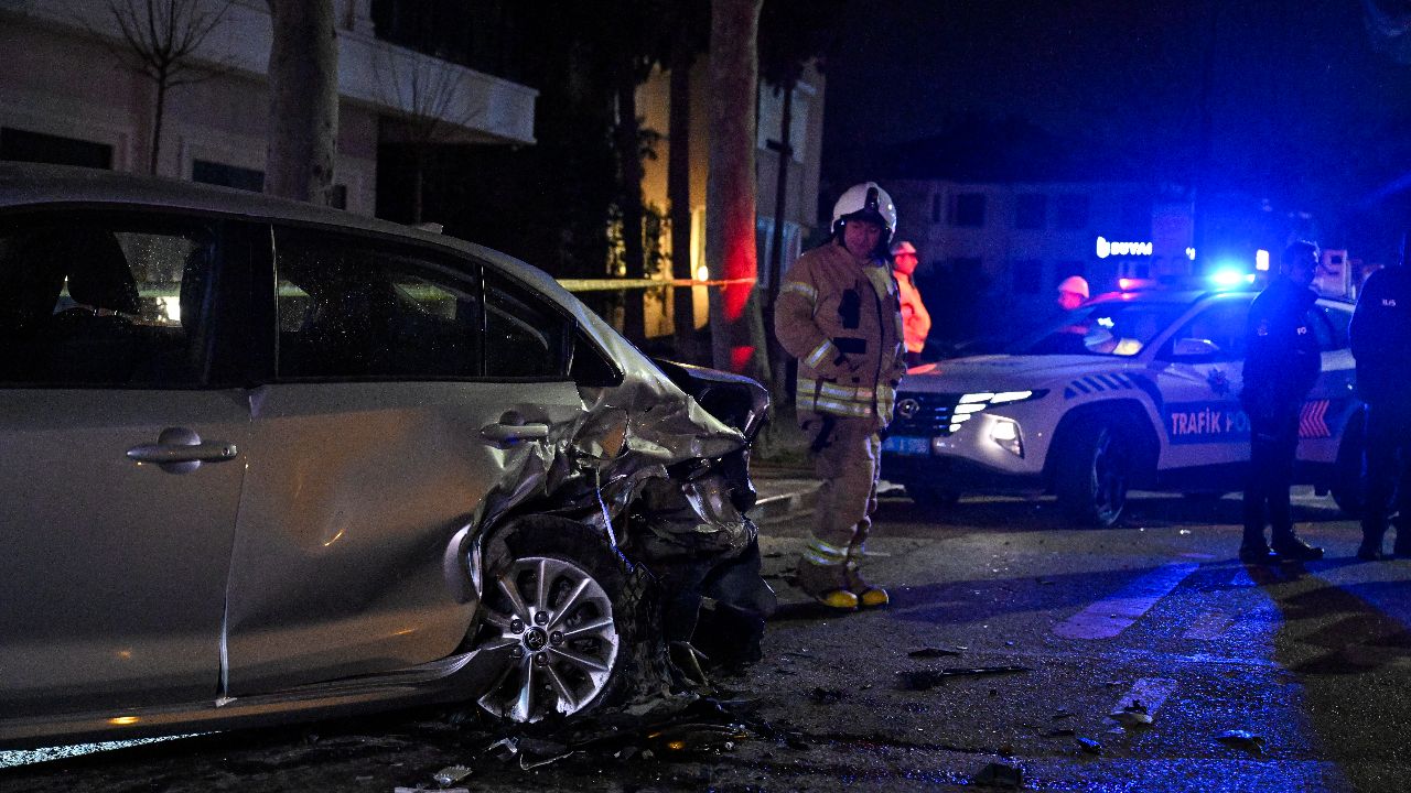 Kadıköy&#039;de korkutan kaza: Kayganlaşan yolda kontrolden çıktı