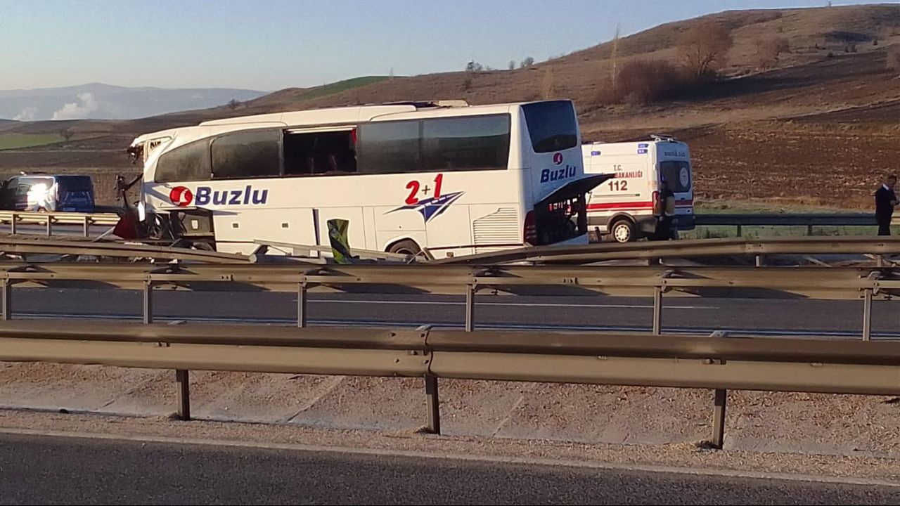 Bilecik&#039;te otobüs kontrolden çıktı: 14 yolcu yaralandı