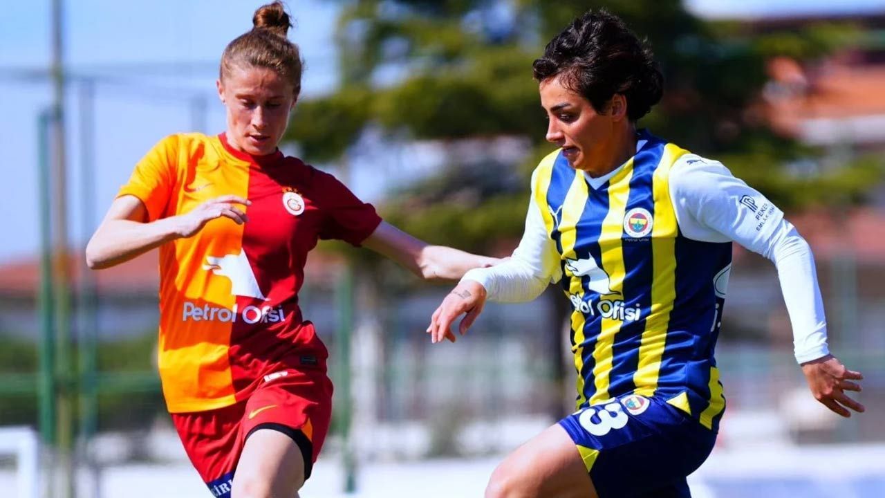 Kadınlar Ligi derbisinde Fenerbahçe Galatasaray&#039;ı 2 golle geçti!