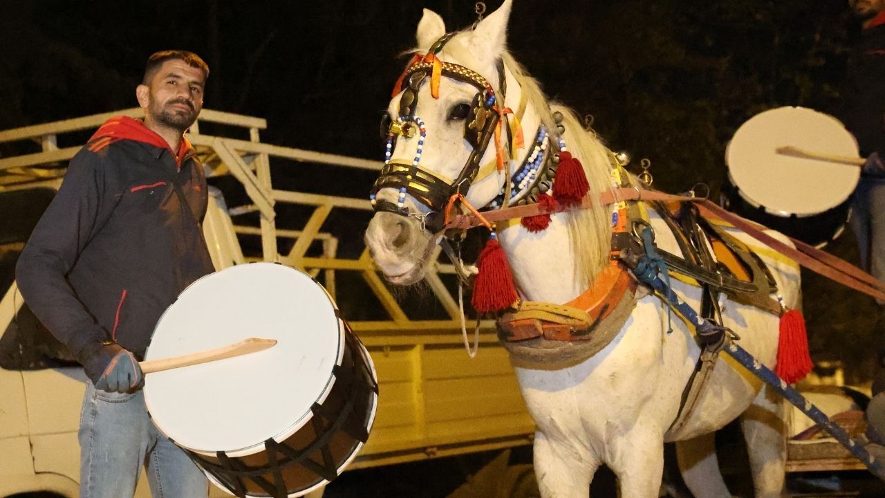 Enkaz şehrin beyaz atlı Ramazan davulcusu! Atı gören çocuklar sevinerek uyanıyor